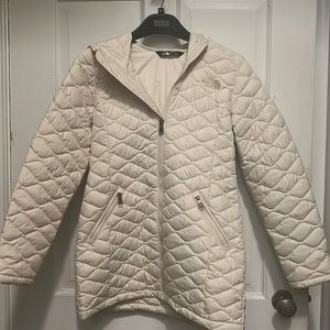 The North Face winter white Girls 10/12 Y Thermoball quilted coat